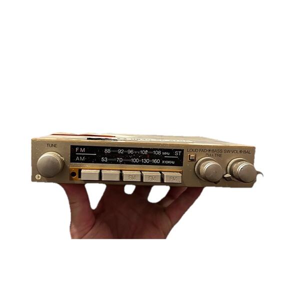 1986 OEM Mazda B2000 Clarion AM/FM Radio RT-3015I B-N UB40-66-870A 290-3901-00 - Picture 1 of 3